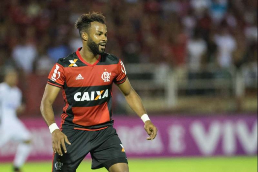 Negociação trava, e permanência de Fernandinho no Flamengo fica difícil