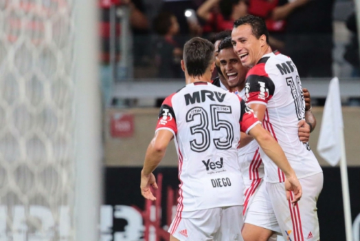 Vamos lutar: Diego festeja vitória e torce por tropeço do Palmeiras