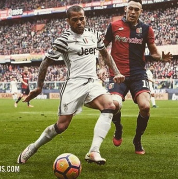 Daniel Alves 'causa' na web ao aparecer com boné de organizada do Palmeiras  | LANCE!