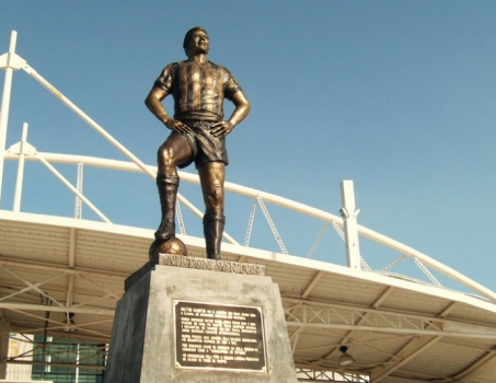 Estátua de Garrincha em frente ao Estádio Nilton Santos