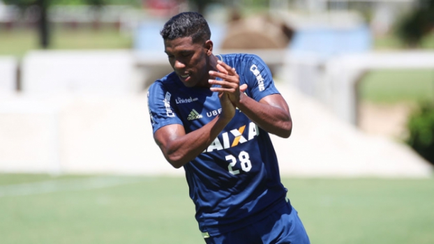 Berrío volta a ficar à disposição, e Conca treina com bola no Flamengo