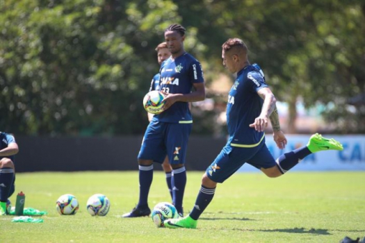 Assíduo em treinos de cobranças de falta, Guerrero mostra nova arma no Flamengo