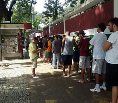 Tricolores fazem fila por ingresso nas Laranjeiras; quase 10 mil vendidos