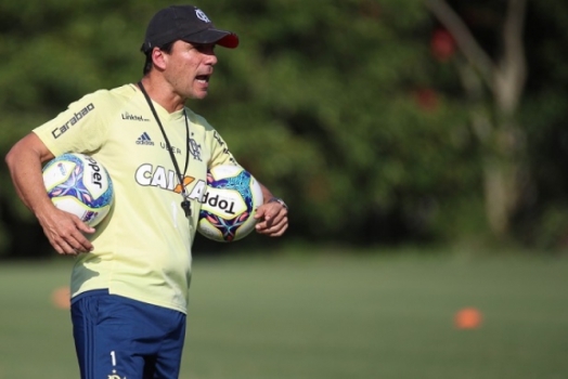 Para vaga de Diego, Zé fala sobre três volantes e não descarta Mancuello