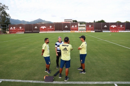 Zé Ricardo dá conferida, e Fla faz últimos ajustes em novo campo do Ninho do Urubu