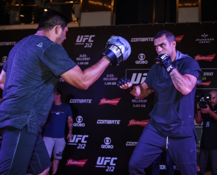Vitor Belfort participou de treino aberto do UFC Rio