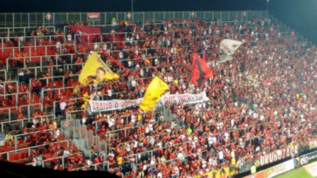 Ilha não lota, de novo, e torcida do Fla pede redução no preço dos ingressos