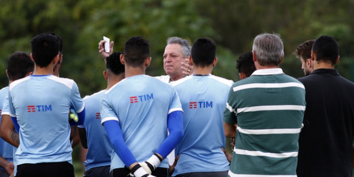 Fifa Homenageia Apoio Da Torcida Ao Drama De Abel Braga Durante Premio Lance