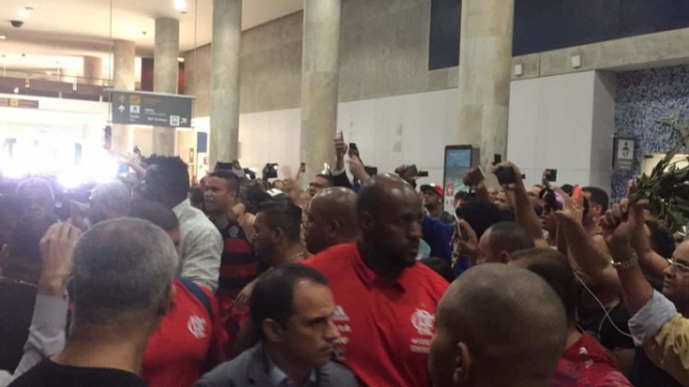 Brincadeiras de cheirinho  e AeroFla dão lugar a protestos no Flamengo