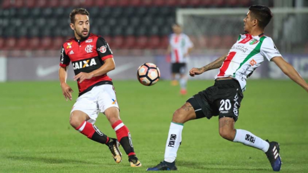 Vale mudar? Everton Ribeiro tem melhor rendimento centralizado