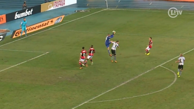 Muralha reclama de expulsão Fui na bola e não fiz nada