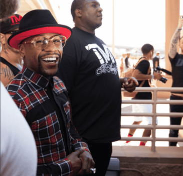 Floyd Mayweather chega para superluta com Conor McGregor em Las Vegas (EUA)