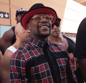 Floyd Mayweather chega para superluta com Conor McGregor de chapéu e descontraído