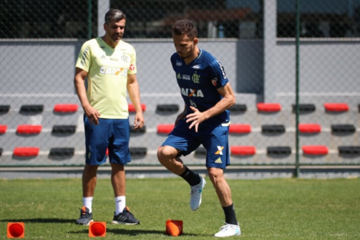 Renê faz treino à parte e Arão trabalha no campo em volta ao trabalho do Flamengo