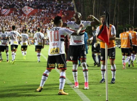 Vitória 1x2 São Paulo