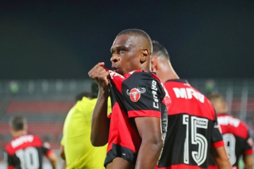 Voandoj uan ganha afago de Rueda e mira marca histórica pelo Fla