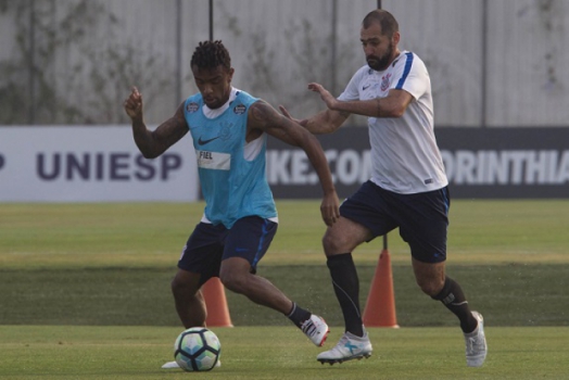 Paulo Roberto e Danilo, em treino do Corinthians