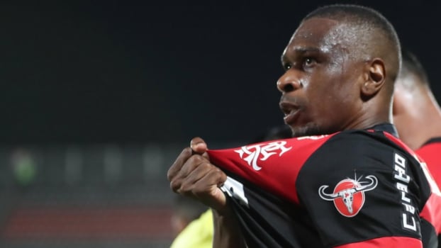 Clássico oga de terno íder róximo de renovação uan acumula elogios aos 38 anos