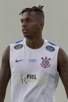 Jô apareceu com novo visual no treino do Corinthians