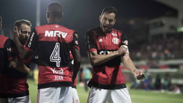 Zagueiro artilheiro! Em 2017, Réver triplicou número de gols pelo Fla