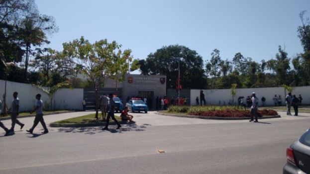 Flamengo tem manhã conturbada com protesto e confusão no Ninho