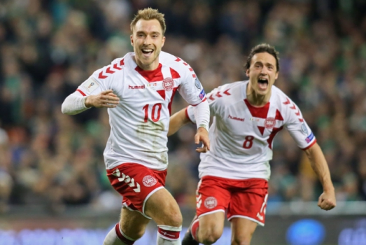 A alegria também foi vista em campo por parte dos jogadores da Dinamarca
