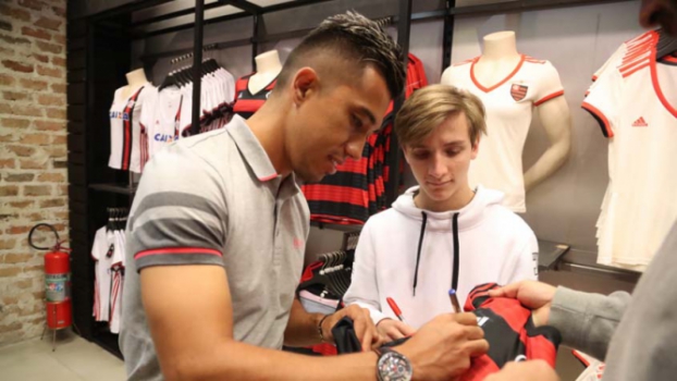 Uribe demonstra ansiedade para estréia e garante garra com a camisa do Fla