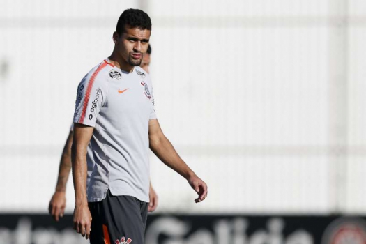 Com chegada de reforços, Corinthians admite vender Léo Santos e Pedro Henrique