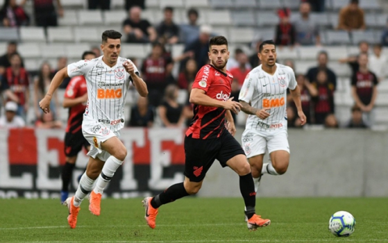 Corinthians suporta pressão, vence Athletico e se recupera no Brasileirão | LANCE!