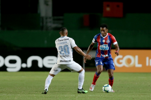 Fernandão marca de pênalti, Bahia vence Grêmio e cola nos líderes
