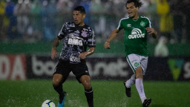 Corinthians vence Chapecoense sob forte chuva e segue embalado no Brasileirão