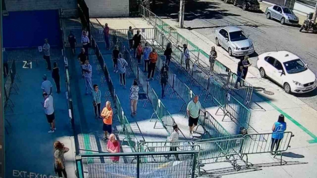 Idosos se vacinam no Allianz e respeitam distância na fila