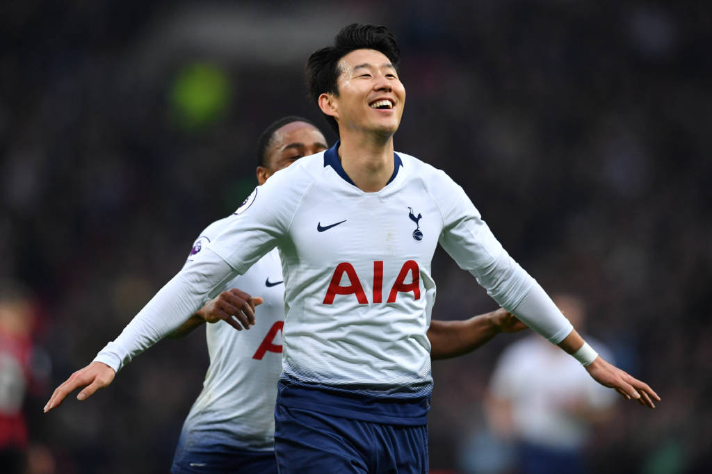 ESQUENTOU - Um dos principais jogadores do Tottenham, Son Heung-Min deve ser recompensado pela boa fase. De acordo com o "The Athletic", os Spurs preparam uma oferta de renovação de contrato com o atacante coreano, que passará a ganhar salários equivalentes a Harry Kane e Dele Alli.