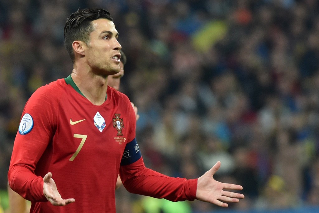 Cristiano Ronaldo x repórter português: Na Eurocopa de 2016, os jogadores de Portugal passeavam pela cidade de Lyon quando um repórter abordou Cristiano Ronaldo e perguntou se ele estava pronto para o duelo contra o Hungria. Revoltado, CR7 pegou o microfone do jornalista e o atirou em um lago.