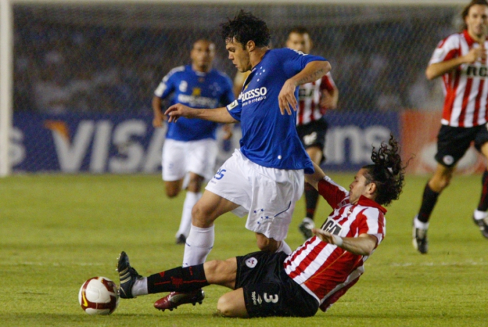 Cruzeiro 1 X 2 Estudiantes - Final Copa Libertadores 2009 - Após empatar com o Estudiantes na Argentina, o Cruzeiro abriu o placar no Mineirão, mas tomou a virada, com direito a gol de Boselli, e viu os argentinos festejarem em Belo Horizonte.