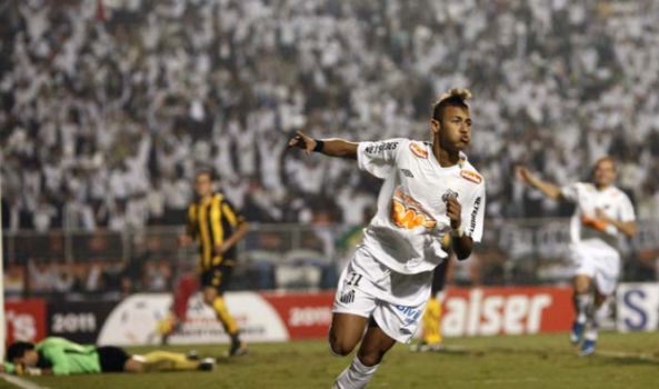 Neymar: Maior talento brasileiro no futebol atual, Neymar explodiu em seu início de carreira pelo Santos, assim sendo coroado como possível sucessor de Pelé no clube santista. Foi protagonista em conquistas recentes do Peixe, sendo a Libertadores de 2011 a principal delas.