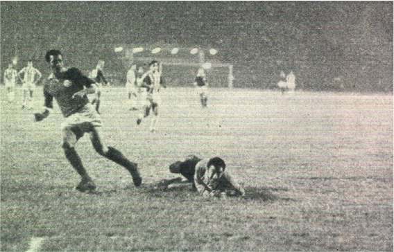 Palmeiras x Estudiantes - Final Copa Libertadores 1968 - Decidida em três confrontos, os argentinos venceram o primeiro jogo por 2 a 1. Na volta, o Verdão ganhou por 3 a 1. Um jogo desempate foi marcado em Montevidéu e o Estudiantes venceu por 2 a 0.