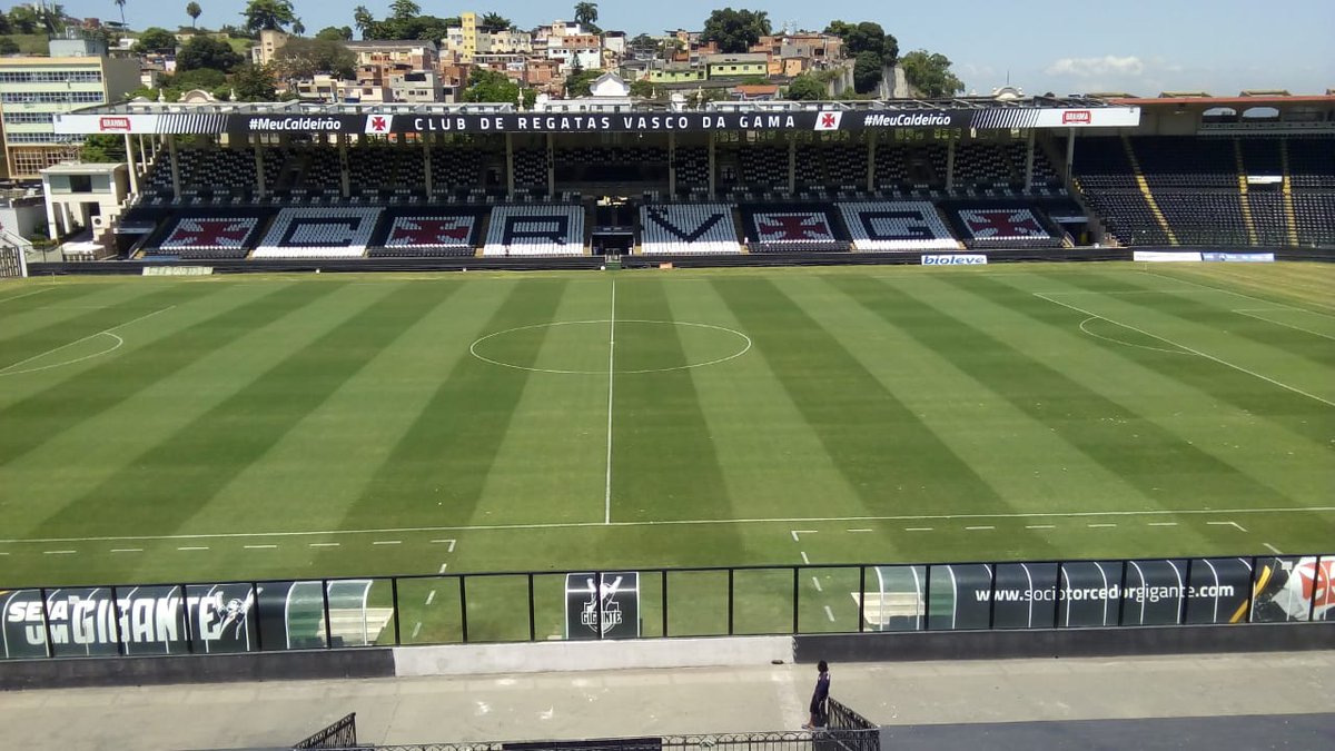 Vida longa a Colina Histórica! Erguido por resistência a elitização do futebol carioca e maior patrimônio da torcida cruzmaltina, o tradicional estádio do Vasco completou 94 anos nesta quarta-feira. Assim, relembre jogos marcantes que ajudam a representar o que é a Colina Histórica para o Vasco da Gama. 