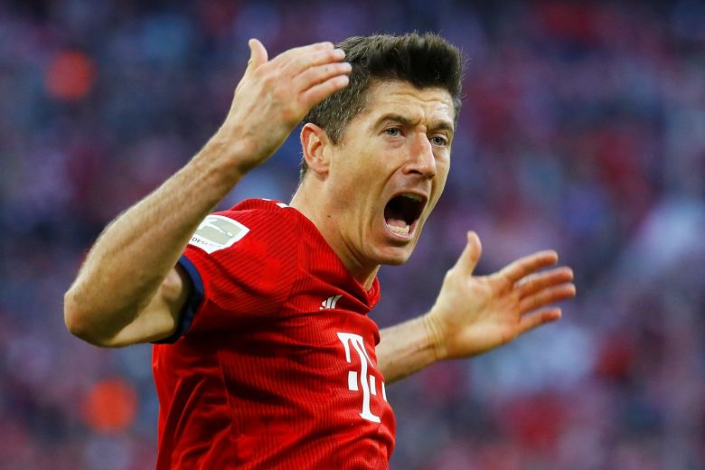 Robert Lewandowski também doou, junto de sua esposa, a quantia de 1 milhão de euros para o combate à doença. Outros jogadores do Bayern também fizeram isso, como Kimmich e Goretzka.