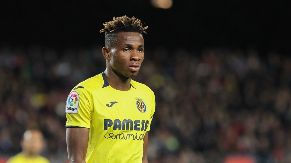 ESQUENTOU - Para suprir a ausência de Benzema no ataque, o Real Madrid mira a contratação do jovem Samuel Chukwueze, nigeriano de 24 anos. O jogador foi um dos destaques do Villarreal em La Liga nesta temporada, e tem cláusula de rescisão avaliada em aproximadamente 80 milhões de euros (cerca de R$ 420,4 milhões). 