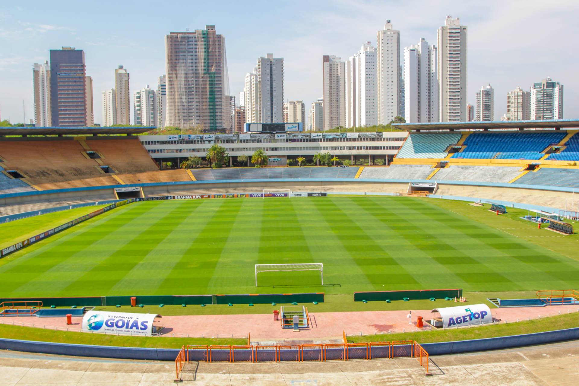 O estádio Serra Dourada, localizado em Goiânia, é palco de jogos do Goiás, Atlético-GO, Vila Nova e Goiânia. Foi inaugurado em março de 1975, ou seja, tem 45 anos de existência.