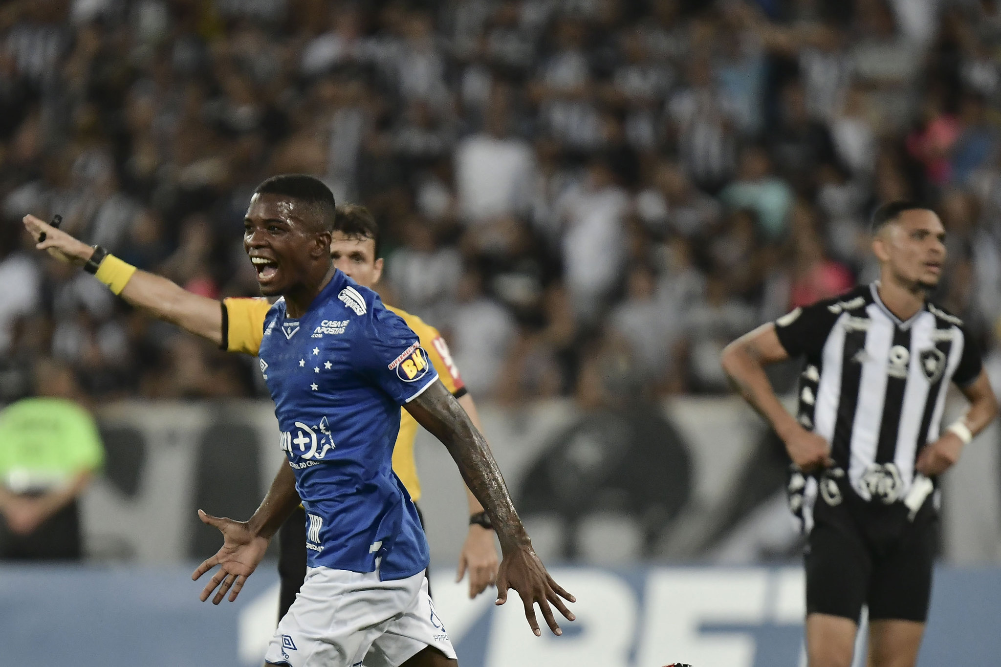 ESFRIOU - O zagueiro Cacá, do Cruzeiro, mesmo tão jovem, com 21 anos, está sendo um dos principais jogadores do elenco celeste em 2020. Apesar da valorização, Cacá pretende seguir no Cruzeiro, pois quer ajudar a equipe na Série B. 