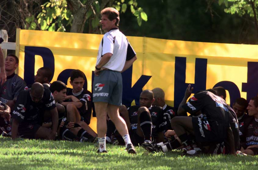 Oswaldo de Oliveira: Comandante nos títulos do Campeonato Paulista (1999), Campeonato Brasileiro (1999) e Mundial de Clubes (2000) do Corinthians, Oswaldo de Oliveira mostrou ser um bom treinador, mas nos últimos anos, ficou famosos por suas entrevistas explosivas e o tratamento ríspido com os jornalistas. Atualmente, está sem clube mas é um grande personagem do futebol brasileiro.