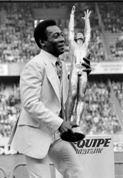  Em 1981, Pelé foi eleito por jornalistas do mundo todo como Atleta do Século. O Rei ficou à frente do corredor Jesse Owens. O Comitê Olímpico Internacional (COI) também o elegeu com o mesmo prêmio mesmo sem o Rei ter disputado nenhuma olimpíada.