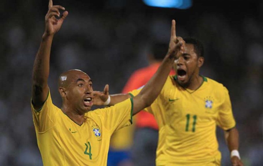 Luisão - Zagueiro - Brasil - Time na época da Copa América de 2004: Benfica - Onde está atualmente: diretor de futebol do Benfica.