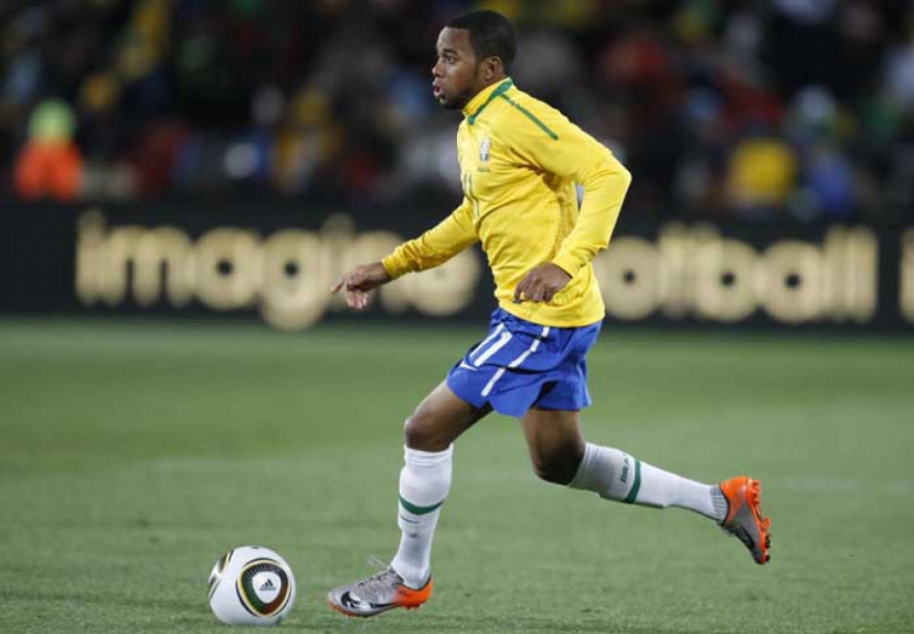 Robinho - No ataque, o reserva é Robinho, que foi lembrado três pessoas na votação. Pela Seleção Brasileira, o Rei das Pedaladas foi campeão da Copa América (2007) e bicampeão da Copa das Confederações (2005 e 2009).