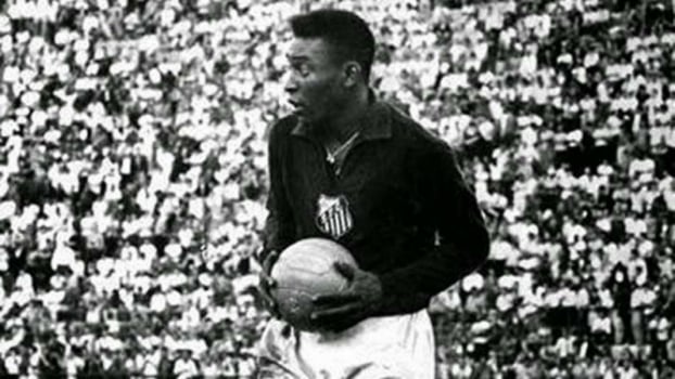 Pelé já foi goleiro em quatro jogos pelo Santos. Em toda, Pelé, quando acionado, não levou nenhum gol. Gênio em qualquer parte do campo.