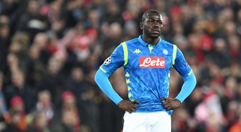 ESQUENTOU: De acordo com o 'Calciomercato', o Paris Saint-Germain está mais adiantado nas negociações para contratar Koulibaly, zagueiro do Napoli, em relação ao Manchester City. Os Citizens teriam oferecido 60 milhões de euros pelo senegalês, valor considerado baixo para os dirigentes do time italiano. O PSG, no entanto, eleva o número para 70 milhões (R$ 444 mi). O Napoli tenta fazer o valor chegar a 80 milhões, mas as duas equipes ainda negociam bônus e pedidas.