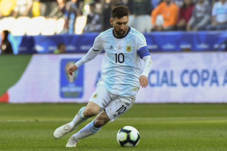 Lionel Messi é o único jogador eleito seis vezes melhor do mundo, no entanto, ainda não conseguiu conquistar nenhum título pela Argentina, seu país natal. Esse, aliás, é um motivo de suas grandes frustrações. 
