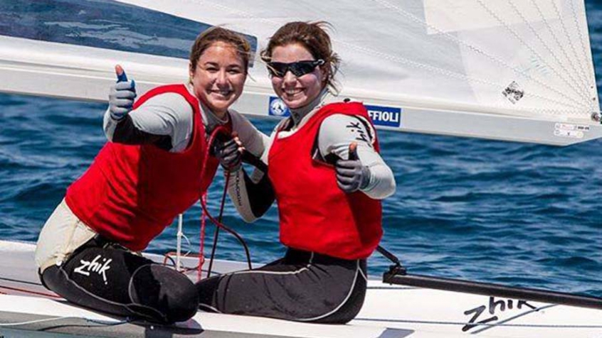 Fernanda Oliveira e Ana Barbachan disputam as regatas 5 e 6 da classe 470, às 2h15. Elas estão em quinto, com 31 pontos.